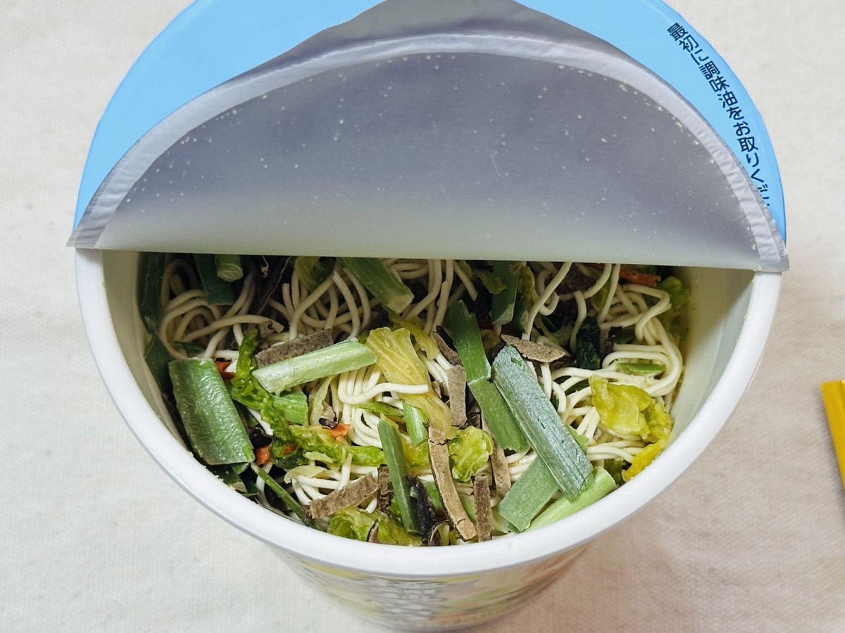 ファミマ 極細麺で味わうレモン塩ラーメン 007.