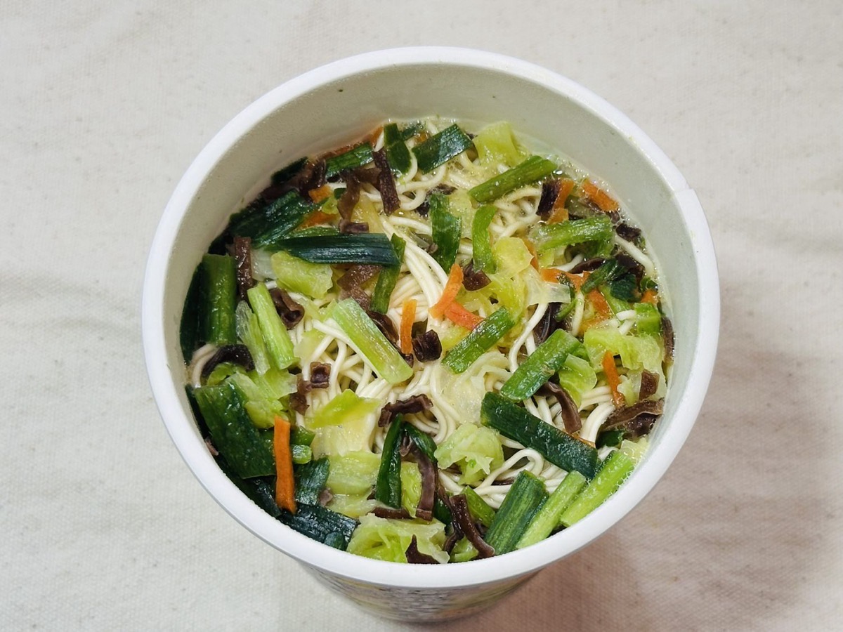 ファミマ 極細麺で味わうレモン塩ラーメン 009.