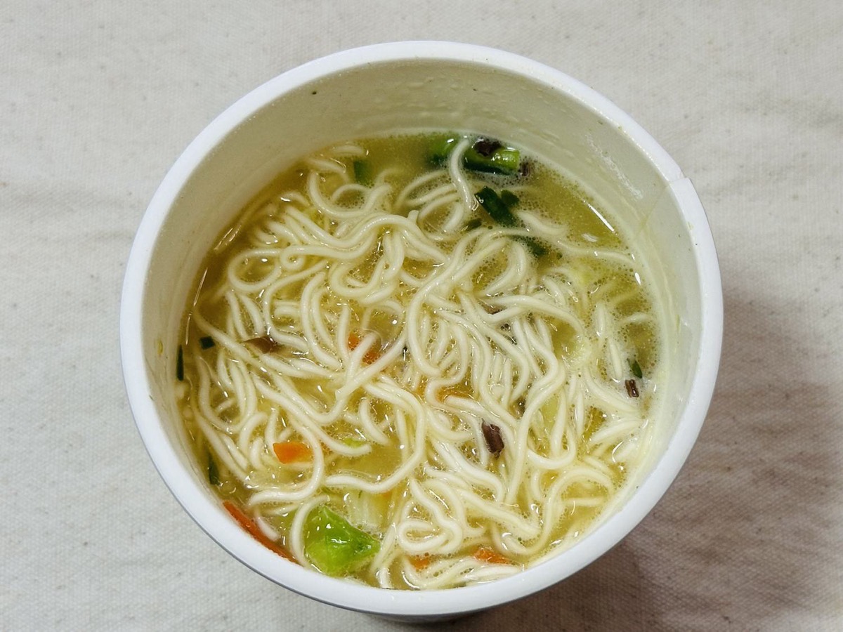 ファミマ 極細麺で味わうレモン塩ラーメン 016.