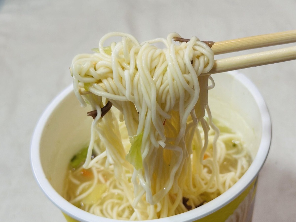 ファミマ 極細麺で味わうレモン塩ラーメン 022.