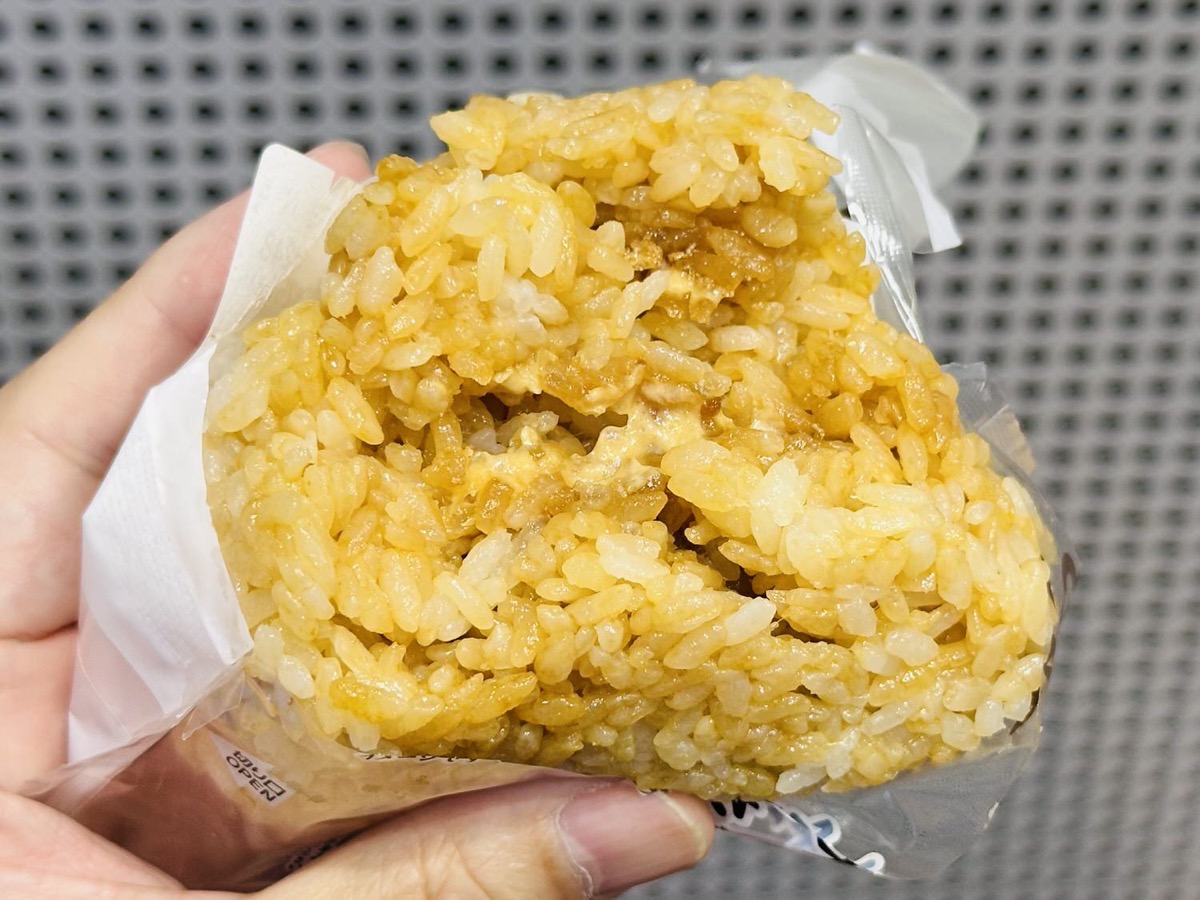セブンイレブン おおきなおむすび チャーシューわさび 010.