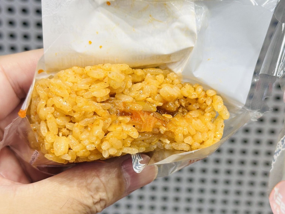 セブンイレブン ねぎ豚ラー油飯おむすび 010.