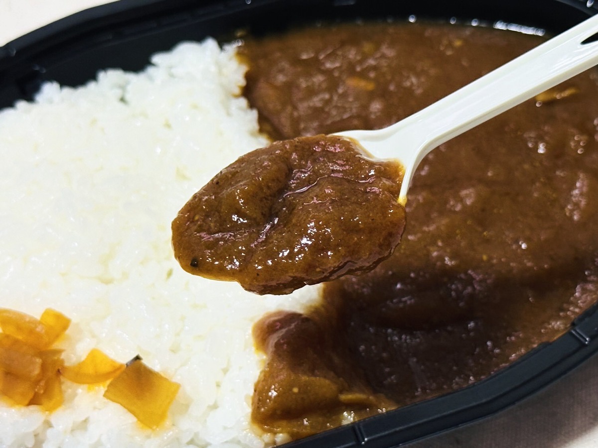 ファミマ 30種類以上のスパイスが決め手のこだわりカレー 017.