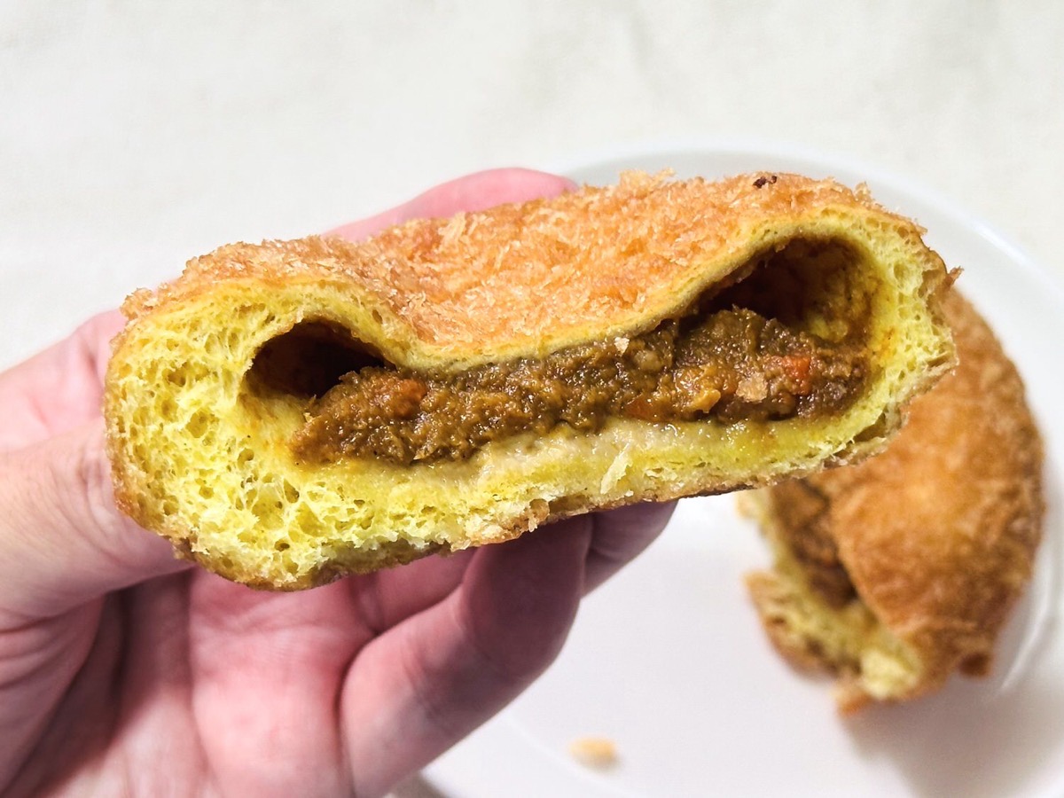 ファミマ もーっちり食感キーマカレーパン 012.