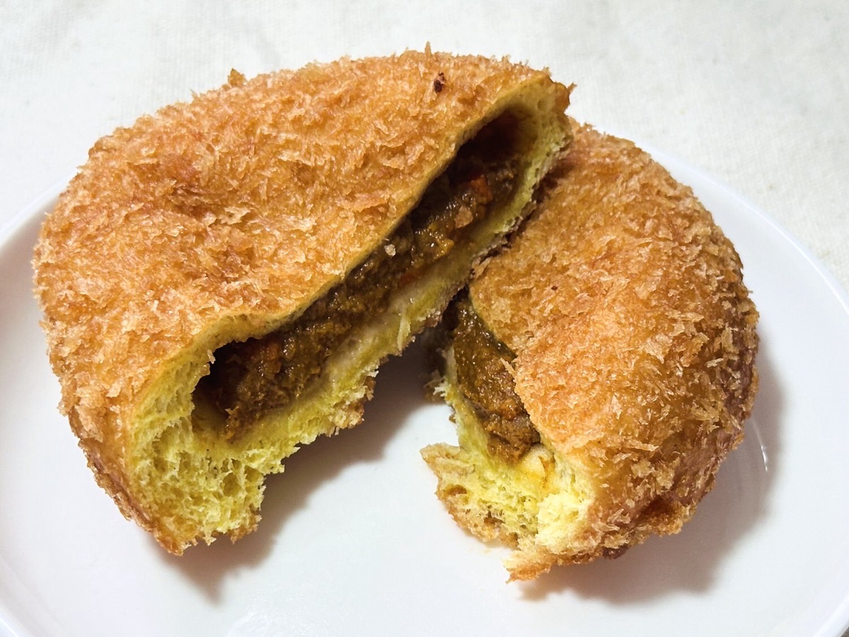 ファミマ もーっちり食感キーマカレーパン 013.