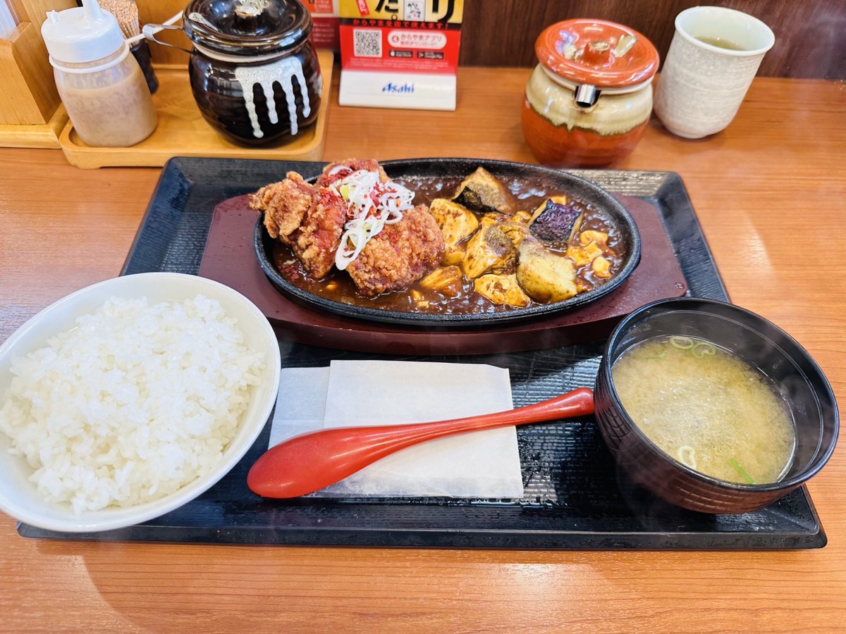 からやま 旨辛にんにくからあげの鉄板麻婆定食 002.