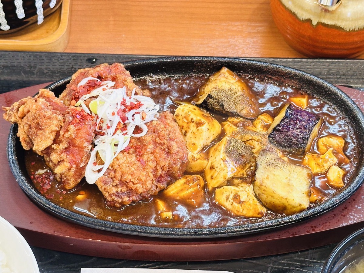 からやま 旨辛にんにくからあげの鉄板麻婆定食 004.