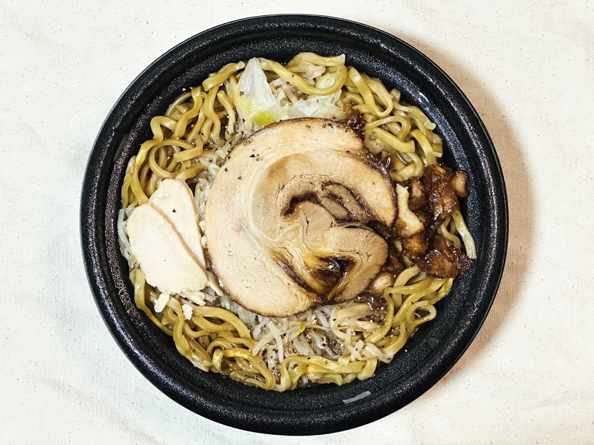ローソン 贅沢すぎ！肉づくし満腹濃厚豚ラーメン 012.
