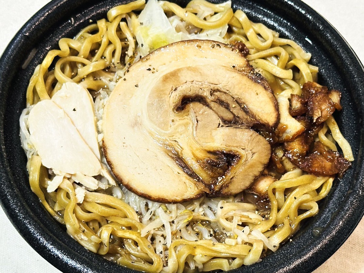 ローソン 贅沢すぎ！肉づくし満腹濃厚豚ラーメン 016.