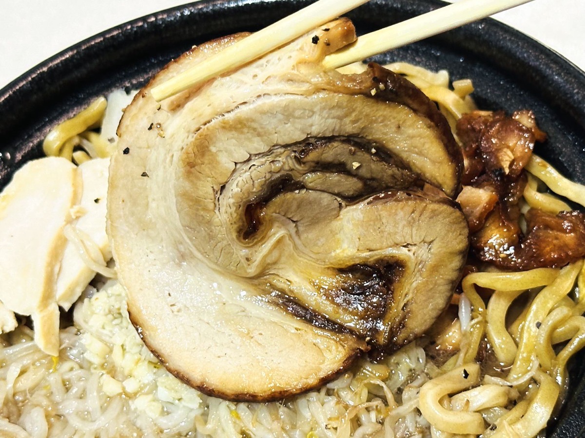 ローソン 贅沢すぎ！肉づくし満腹濃厚豚ラーメン 021.