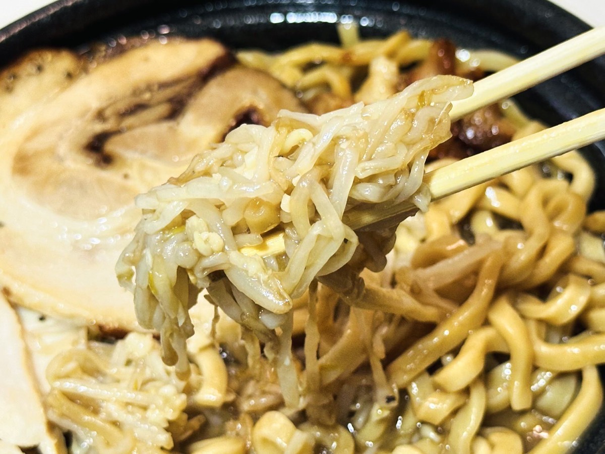 ローソン 贅沢すぎ！肉づくし満腹濃厚豚ラーメン 025.