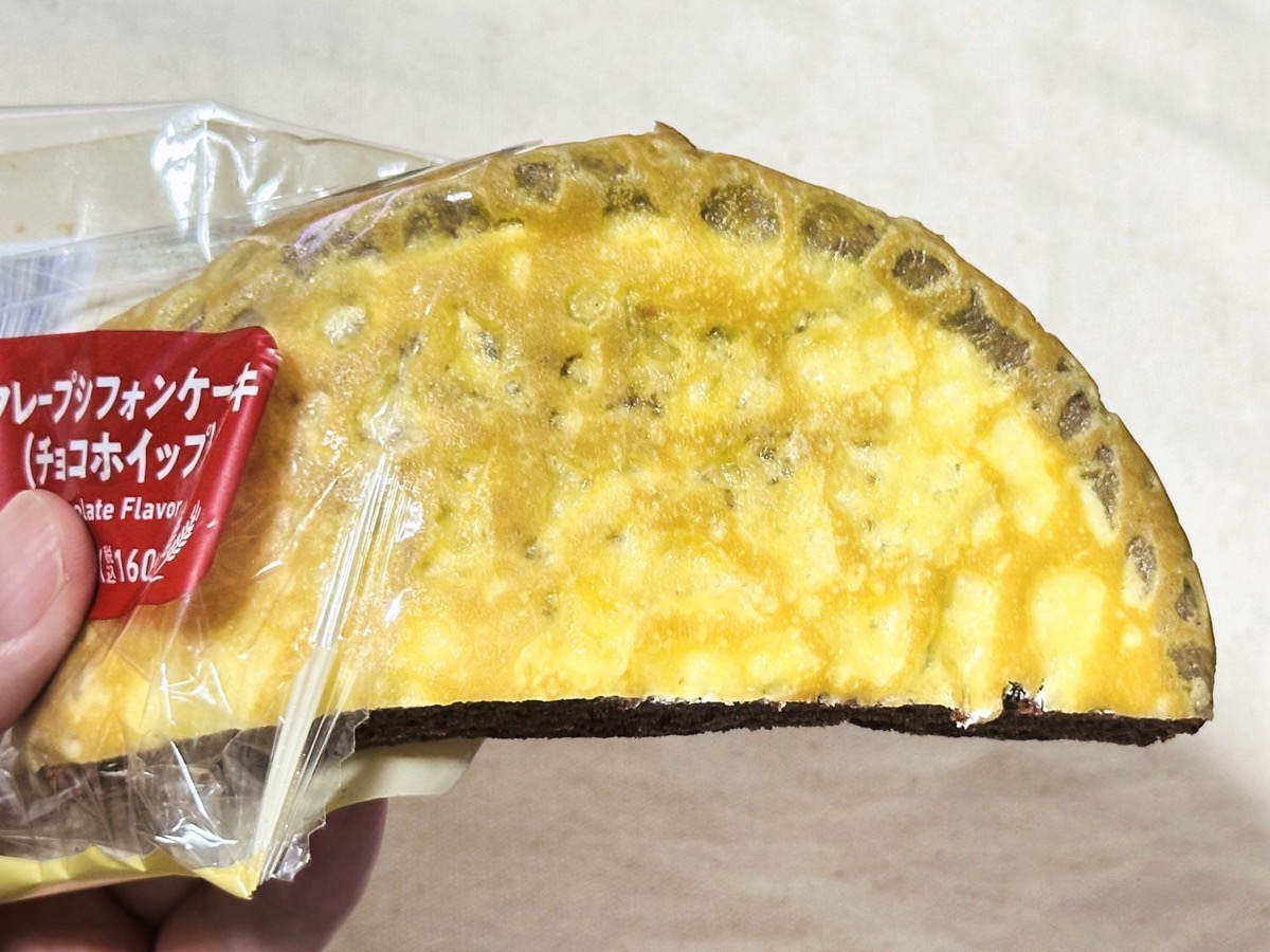 ファミマ クレープシフォンケーキ（チョコホイップ） 008.